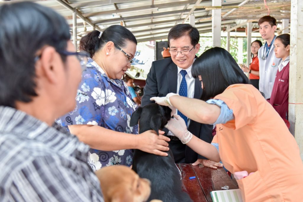 มข. ให้บริการวัคซีนป้องกันพิษสุนัขบ้าฟรี 4 ชุมชนรอบรั้วมหา’ลัย