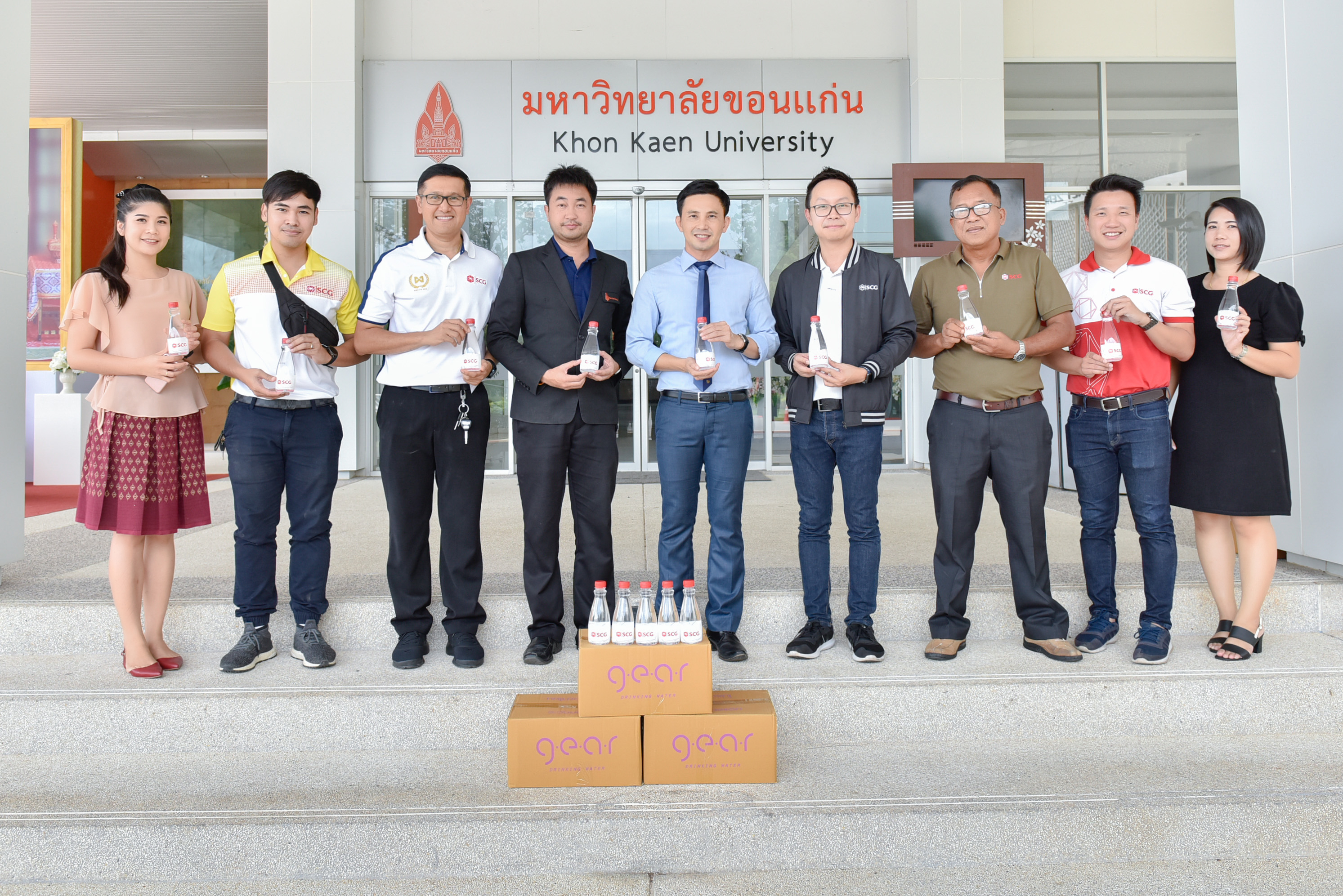 มหาวิทยาลัยขอนแก่น รับมอบน้ำดื่มจากบริษัทปูนซิเมนต์ไทยจำกัด หรือ SCG (เอสซีจี) จำนวน 312 ขวด เพื่อสนับสนุนกิจกรรมจิตอาสาทำความดีด้วยหัวใจ “ชาว มข. ร่วมใจพัฒนาสวนไทรถวายในหลวง ร.10”