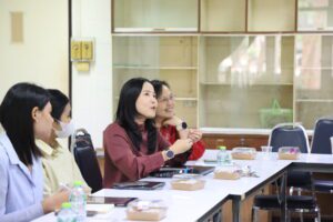 อ.ดร.วีราภรณ์ จิระอนันต์กุล อาจารย์ผู้รับผิดชอบโครงการ(กำลังพูด)
