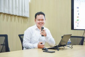 นายปุณยวัจน์ คุณทิพย์ นักศึกษาฝึกสหกิจสาขาภาษาไทย ชั้นปีที่ 4 มหาวิทยาลัยขอนแก่น